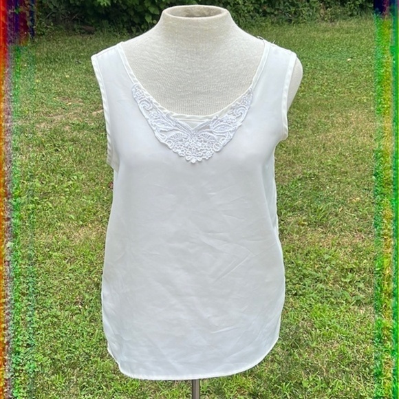Essentials Worthington sleeveless blouse white, size 4 - Picture 2 of 6